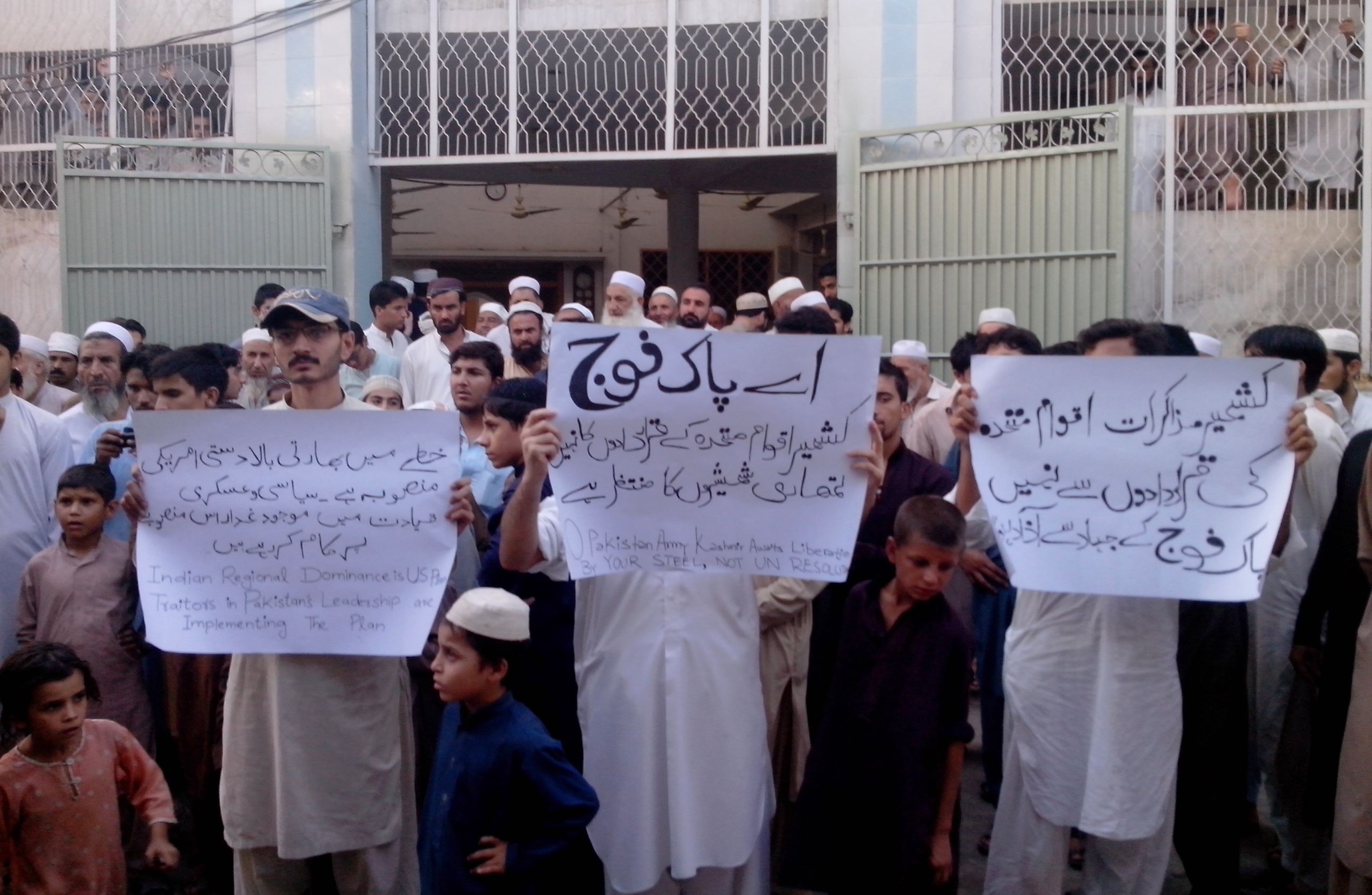 pk15061pn Protests on Defence Day - Pwr