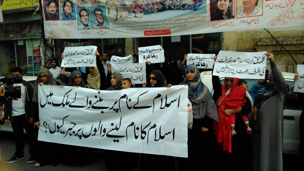 pk15083pn Protests by the victims of NAP- Images Lhr 1